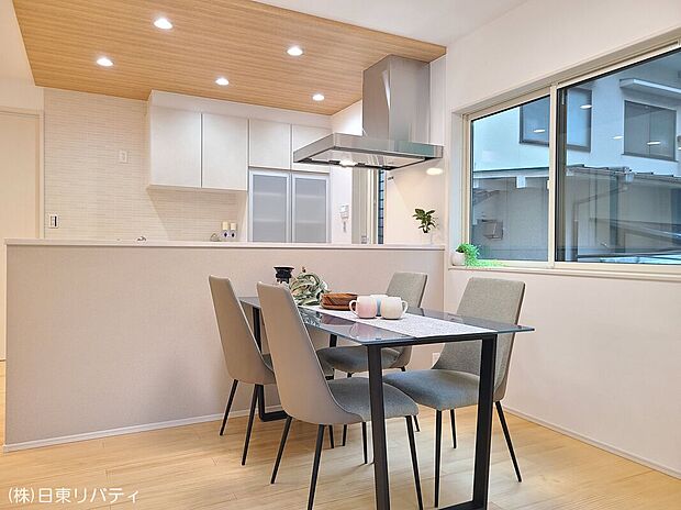 【ダイニングスペース】忙しい朝でも、しっかり家族が揃って食事をして頂けるゆとりある大きさのダイニングスペース。奥様が作る手料理をカウンター越しに受けとって頂けます。