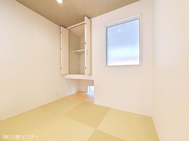 【和室】やっぱり落ち着く和室も完備♪リビングに隣接しお子様の勉強スペースや来客スペースにも最適ですね♪