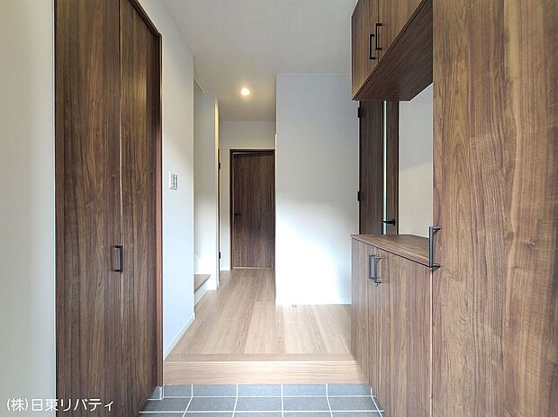 【玄関ホール】散らかりがちな玄関もタップリの収納でスッキリ整理整頓♪人を迎え入れる最初の場所だからこそ、清潔感があり、余裕ある空間に。