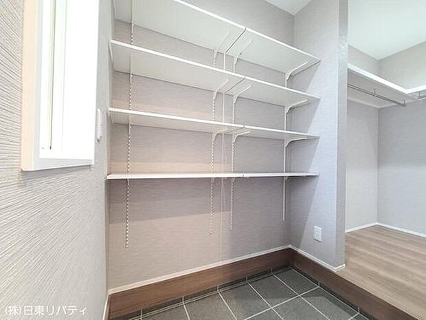 【シューズインクローク】玄関に隣接するシューズインクローク、出し入れも簡単なので、季節物の収納や趣味の道具置き場としても最適ですね♪