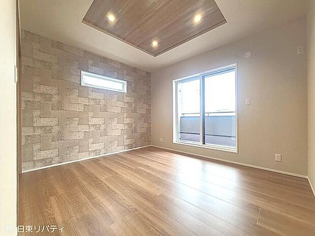 【主寝室】主寝室は折り上げ天井にダウンライト、バルコニーに面し暖かい陽射しが差し込みます。　大きな窓から降り注ぐ豊かな陽光は、この場所を華やかに演出してくれます。