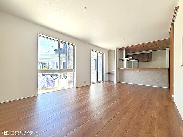 【E号棟 リビング】会話が弾むリビング、料理が愉しくなるキッチン、明日への活力を養うベッドルーム。家はただ生活する場ではなく、暮らしを愉しく、快適にする場所。笑顔の毎日、安らぎの日々のために、こだわりの設備・仕様を採用。