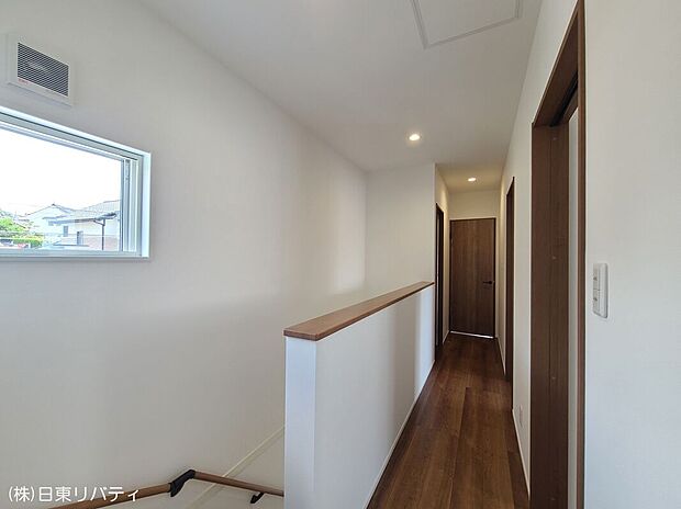 【E号棟 】階段ホールにもしっかり陽の光が差し込みます。木目調で温かみを感じるフローリング、ホワイト系のクロスで落ち着きの住空間を確保!!光と共に始まる家族の時間