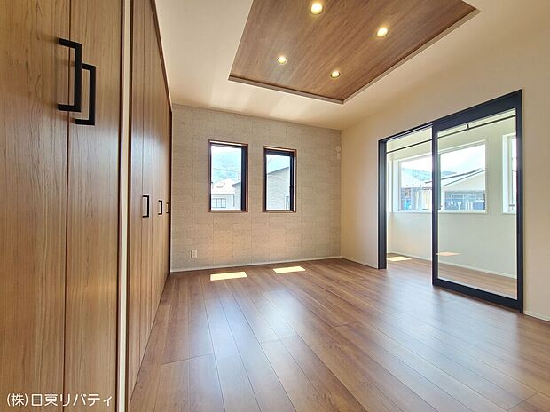 【E号棟 主寝室】主寝室は折り上げ天井にダウンライトを採用、スタイリッシュな空間を演出。まとまりのある落ち着きの室内。