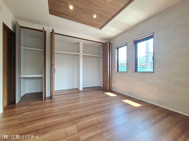 【E号棟 収納】全居室に収納を完備した暮らしやすい間取り。クローゼットを有効活用すれば、生活空間をより上質なものにしてくれるでしょう。ベッドルームも綺麗に保てます。