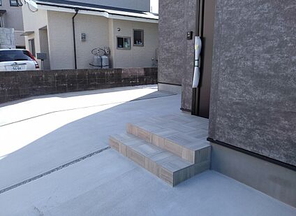 玄関・駐車場