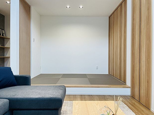 【小上がり】小上がりの畳スペースはソファに座る家族とも自然と目線が合う高さに。会話が弾む工夫された設計です。