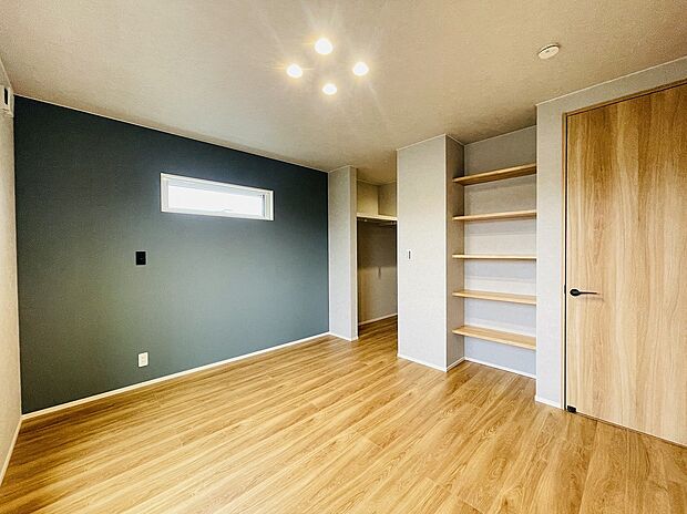 【寝室】落ち着いた色合いのアクセントクロスが印象的な主寝室。大容量のWICの他に飾り棚もあり、自分らしい空間を演出できます。