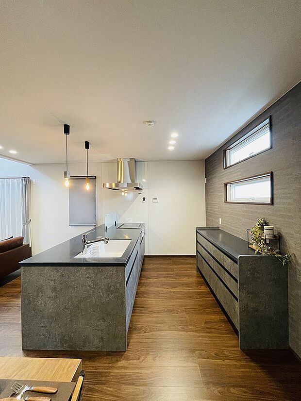 【キッチン】コーディネートされたキッチンとカップボード。デザイン性も高い上、使い勝手のいい引き出しタイプになっています。