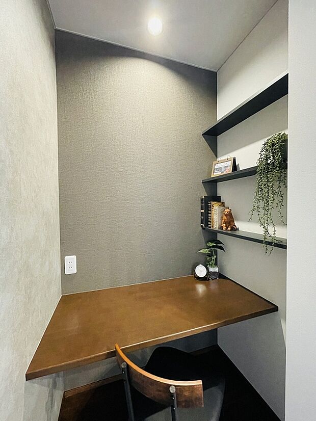 【書斎】寝室にはおひとり時間もつくれる書斎スペースと趣味のグッズも飾れる本棚を完備