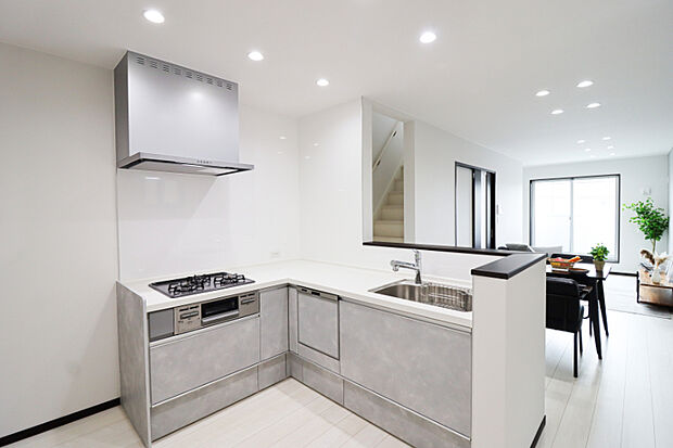 【キッチン/施工例】
対面式のシステムキッチンでお料理しながら会話を楽しんだり、お子様の宿題や、遊んでいる様子を確認することもできます♪