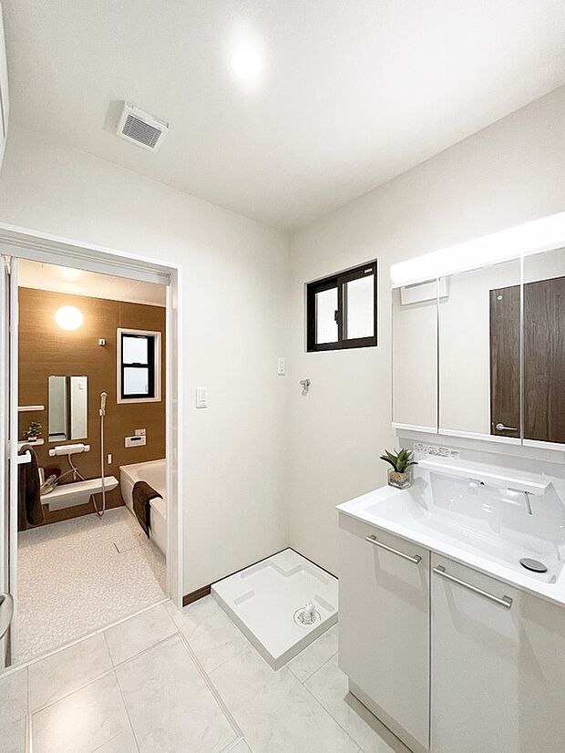 ■施工例:洗面
ミラーキャビネットになっており、メイク用品や洗顔小物をスッキリ収納できます!来客時にも安心の収納力です。