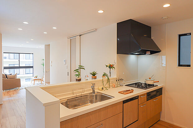 【【キッチン/施工例】】対面式のシステムキッチンでお料理しながら会話を楽しんだり、お子様の宿題や、遊んでいる様子を確認することもできます！