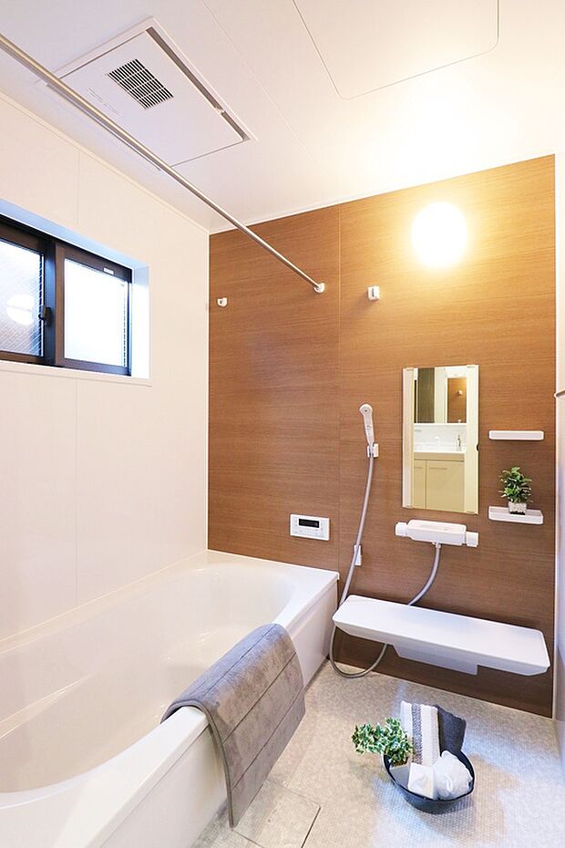 【【バスルーム/施工例】】１日の疲れを癒せるバスルーム！梅雨の時期や花粉症の方がいらっしゃるご家庭には嬉しい浴室暖房乾燥機ございます！