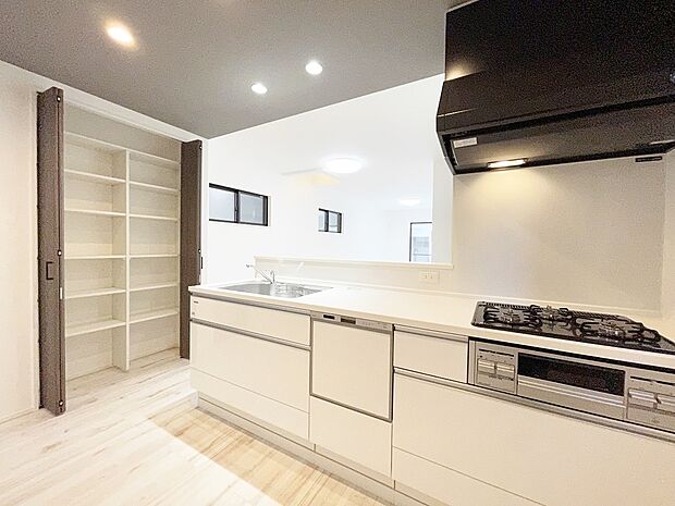 【【パントリー/施工例】】食料品のストックや調理家電の収納に便利なパントリー！