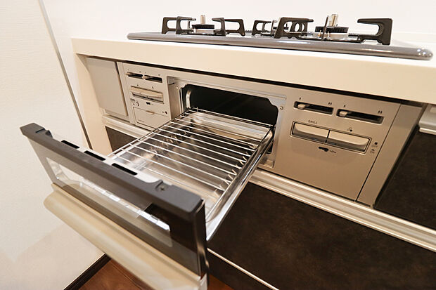 【【グリル/施工例】】フライパンで焼くことの多い肉料理を代わりにグリルを使えば、油をひく必要もなく、余分な脂も落として焼けるため、フライパンを使った時よりも多く油脂分をカットできます！