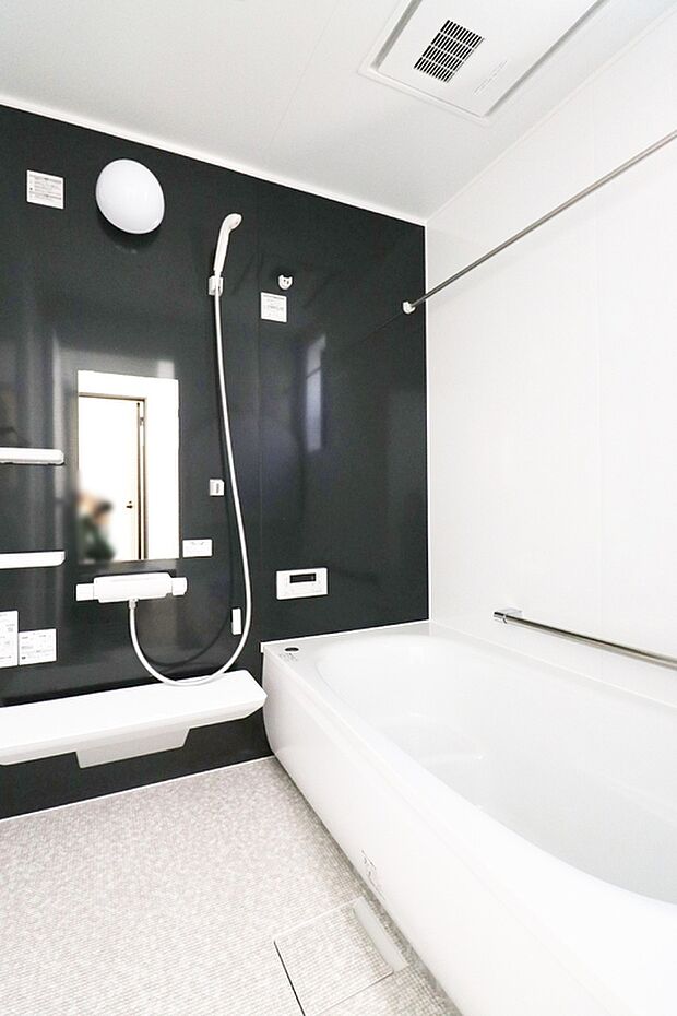 【浴室/施工例】
1坪タイプの浴室は大人の方でもゆったり足が伸ばせてリラックスした状態で入浴できます!落ち着きのある配色で一日の疲れもリフレッシュ!