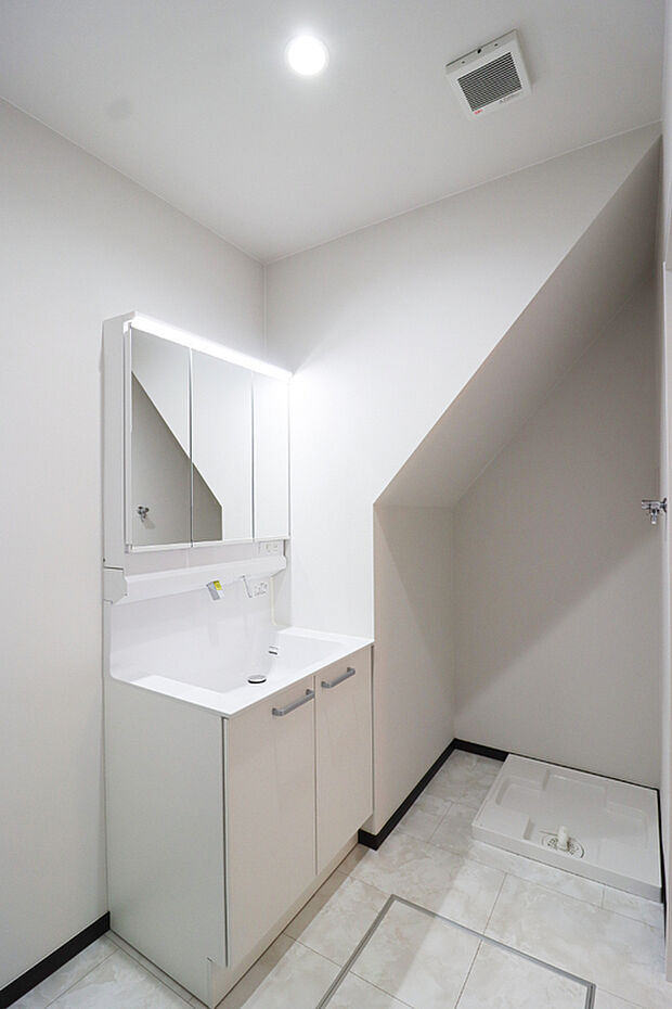 【【洗面化粧台/施工例】】使い勝手の良い鏡裏収納付3面鏡型の独立洗面化粧台!ご家族そろって身支度可能なゆとりの洗面スペースで、朝の身支度もスムーズに♪