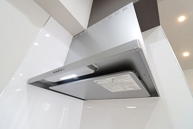 【換気扇】女性の方でも取り外せるワンタッチの換気扇なのでお掃除もラクラクできちゃいますね!汚れやすいキッチン周りがキレイに保てます!