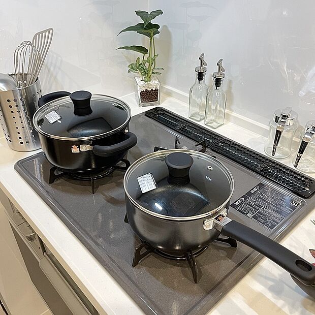 【【3口 コンロ】】◆バーナー間隔が広いので、3口同時に使っても鍋振りもできます!グリルの排気口をコンパクトにして、仮置きできるスペースもご用意しております♪