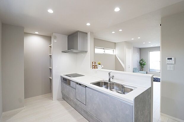 【ドリームタウンシリーズ施工例】■リビングを見渡せる対面式キッチン!パントリーがさらに嬉しいですね。お料理中もリビングの様子に目を配れるので、小さなお子様やペットのいるご家庭も安心♪