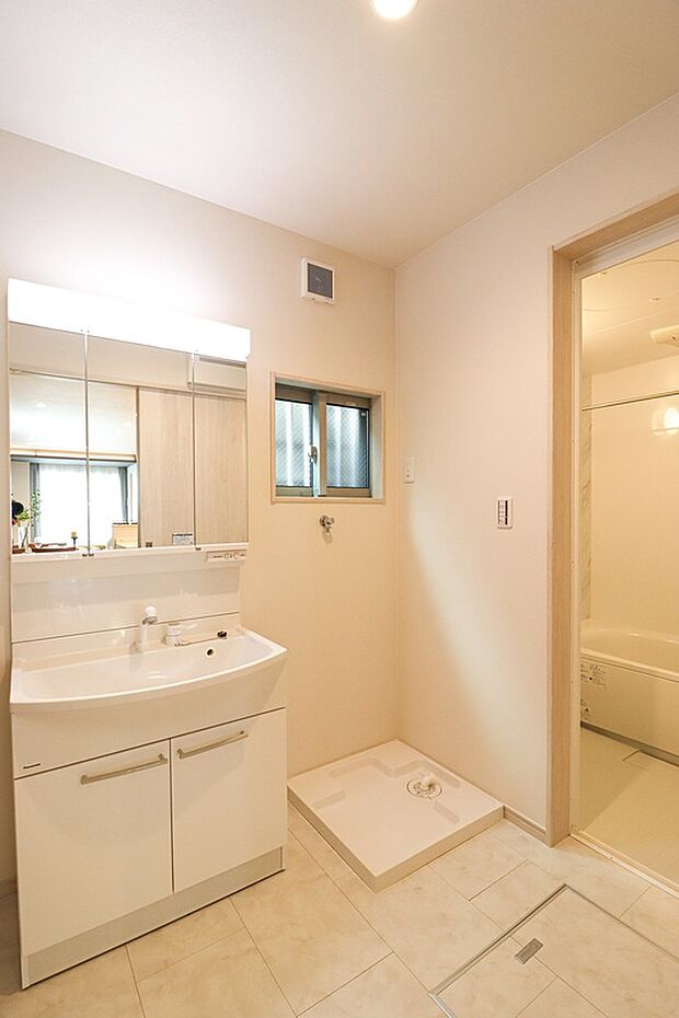 【施工例:洗面】ミラーキャビネットになっており、メイク用品や洗顔小物をスッキリ収納できます!来客時にも安心の収納力です。