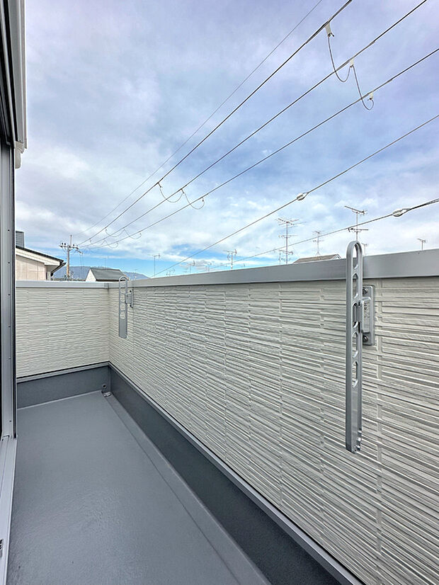 【【施工例】バルコニー】風通しも良く、心地よい陽ざしが差し込む南向きバルコニーで気分もリフレッシュ♪(建物価格:1699万円、建物面積:85.24m2)