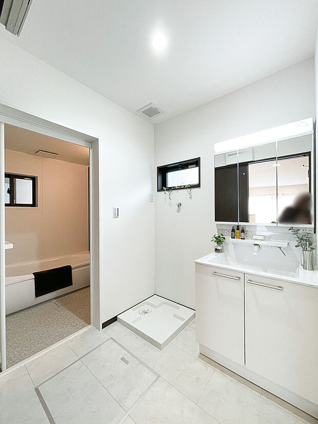 【【施工例/洗面】】ミラーキャビネットになっており、メイク用品や洗顔小物をスッキリ収納できます!来客時にも安心の収納力です!