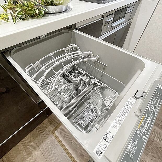 【【食器洗浄乾燥機】】◆後片付けをサポート！　食事後の家族のくつろぎタイムもゆっくりともてます♪
◆朝食準備や送り迎え…と忙しいママも大助かり！　環境にも手肌にも優しい設備です！