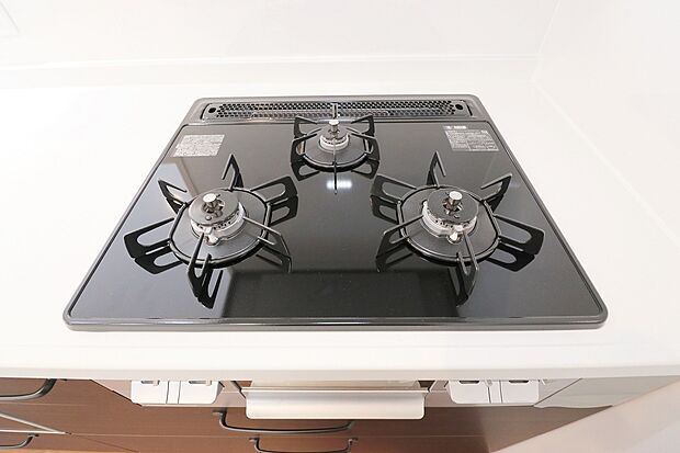 【●〇3口コンロ●〇】■バーナー間隔が広いので、３口同時に使っても鍋振りも出来ます！グリル排気口をコンパクトにして、仮置き出来るスペースもご用意しております♪