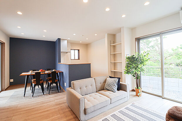 南側全面空きで開放的&日当たり良好!3ケ所にバルコニーがあり、お洗濯物が一気に干せる♪即日のご内覧・ご入居可能♪(写真撮影R7.3)