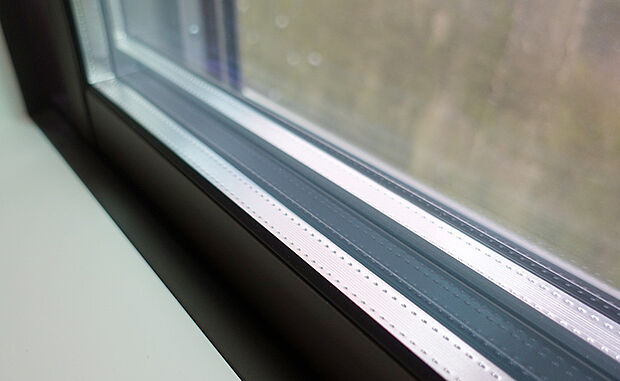 LOW-E複層ガラス(アルゴンガス入り) 断熱性・遮熱性が優れ、夏は涼しく冬は暖かい室内環境を維持することができます。