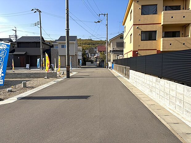 まちには6m幅の広々とした新設道路あり! (前道|写真撮影R8.1)