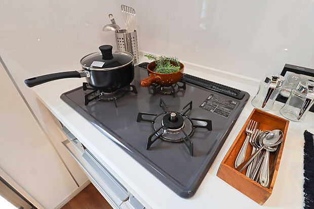 【【3口コンロ】】◆バーナー間隔が広いので、3口同時に使っても鍋振りもできます!グリルの排気口をコンパクトにして、仮置きできるスペースもご用意しております♪