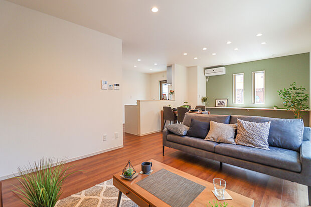 【【弊社施工例・リビング】】ゆったりとしたリビングは自然とご家族の集まる場所に!リビング階段なのでご家族の外出・帰宅が把握しやすい♪