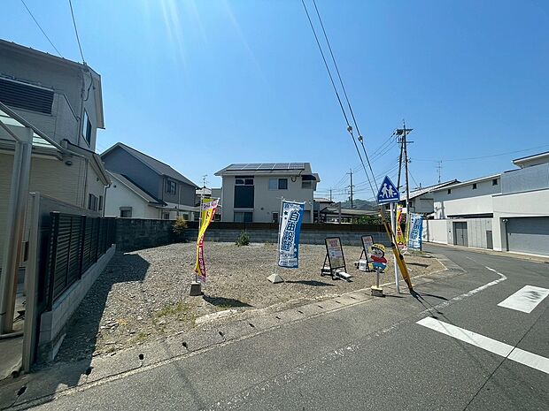 【【現地写真】】ワイドな間口で存在感のあるおうちが建てられます!(R7.4撮影)