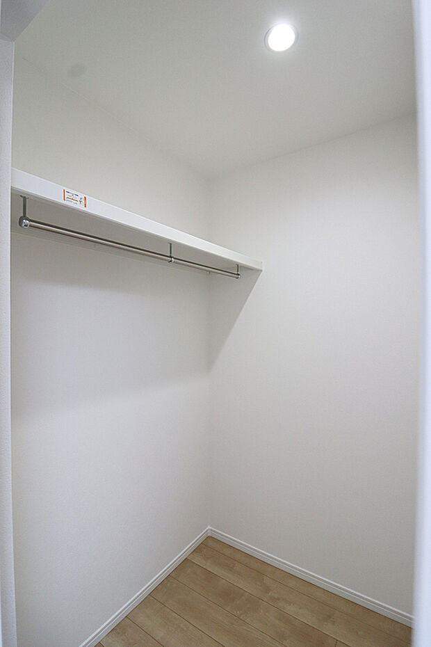 【【弊社施工例・WIC】】ご家族分のお洋服やカバンなどたっぷり収納可能なWCL付き!