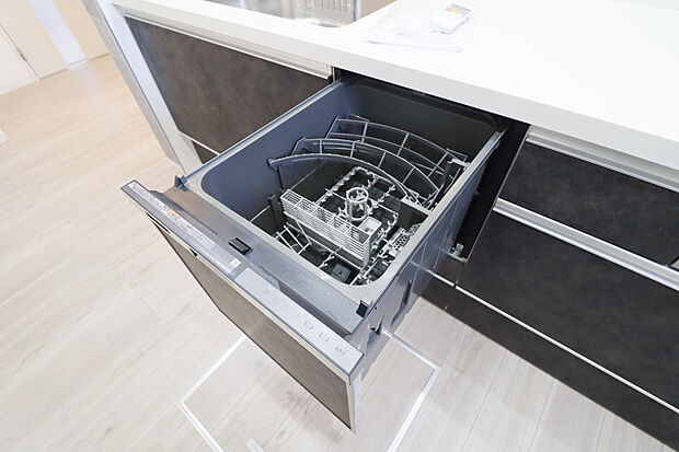 【食器洗い乾燥機】■後片付けをサポート！食事後の家族のくつろぎタイムもゆっくりともてます♪
■朝食準備や送り迎え…と忙しいママも大助かり！（ドリームタウン仕様例）