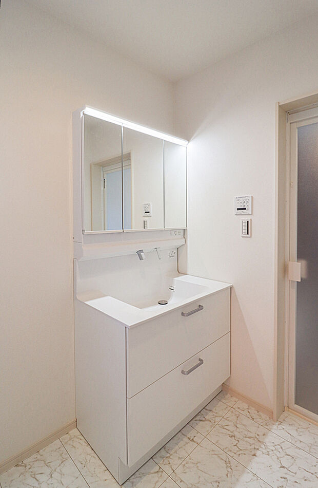 【洗面化粧台】■ミラーキャビネットになっており、メイク用品や洗顔小物をスッキリ収納できます！来客時にも安心の収納力です。（ドリームタウン仕様例）