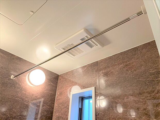 【ドリームタウンシリーズ共通設備】【浴室暖房換気乾燥機】
◆梅雨の時期にも大活躍の浴室暖房乾燥機!家族の数だけ増える洗濯物もしっかり乾かせます♪また、湿気を排してカビ防止にも大活躍!冬季のヒートショック緩和にも。