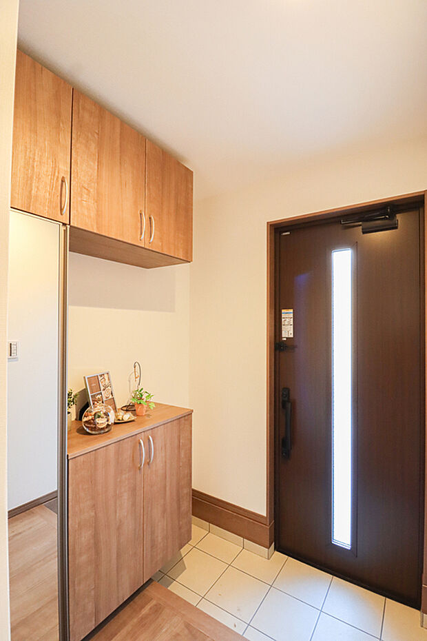 【【弊社施工例・玄関】】姿見付きのシューズボックス！