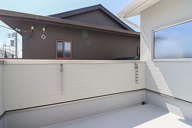 【【バルコニー】】広々としたバルコニーでお洗濯もたくさん干せます♪(写真撮影:R6.9)