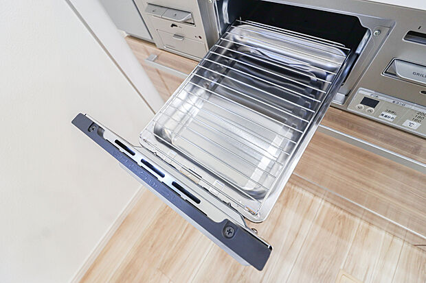 【【グリル】】■フライパンで焼くことの多い肉料理を代わりにグリルを使えば、油をひく必要もなく、余分な脂も落として焼けるため、フライパンを使った時よりも多く油脂分をカットできます!