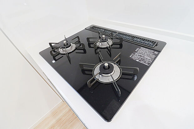 【【ホーロートップガスコンロ】】■バーナー間隔が広いので、3口同時に使っても鍋振りも出来ます!グリル排気口をコンパクトにして、仮置き出来るスペースもご用意しております♪