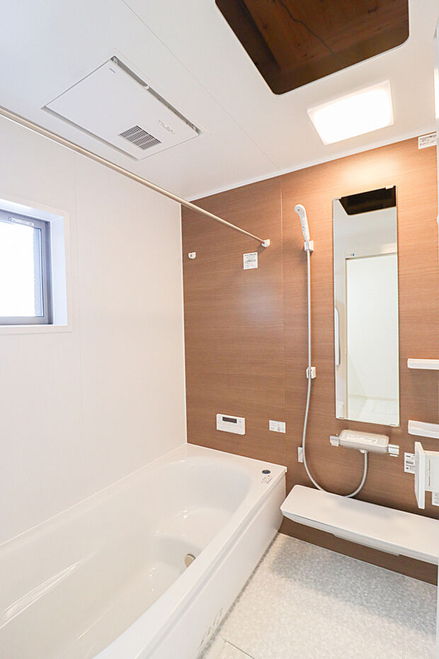 【【浴室】】■1坪タイプの浴室で1日の疲れをリフレッシュ♪窓が付いているので、浴室の換気も◎