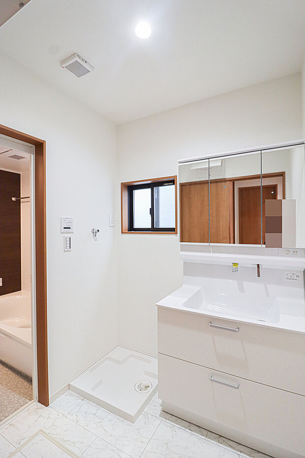 【【洗面化粧台】】■ミラーキャビネットになっており、メイク用品や洗顔小物をスッキリ収納できます!来客時にも安心の収納力です。(写真撮影:R6.10)