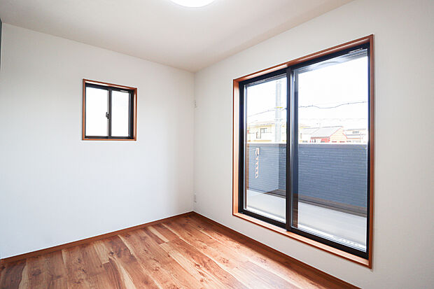 【【洋室5.21帖】】全居室LOW-E複層ガラスは高い断熱性能で、夏は涼しく・冬は暖かく快適な室内環境♪光熱費も削減してくれます!(写真撮影:R6.10)