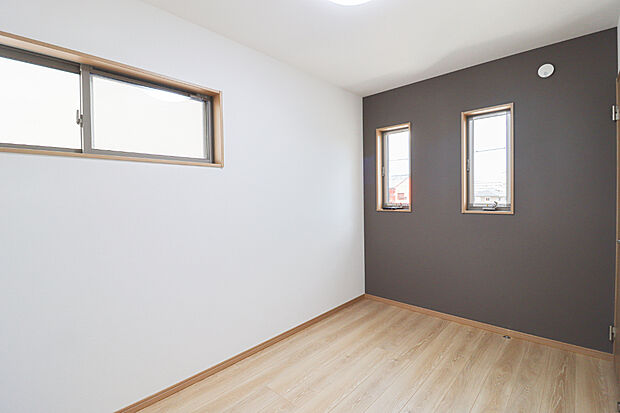 【【洋室5.25帖】】グレーのアクセントクロスで落ち着いた雰囲気に♪(写真撮影:R6.10)