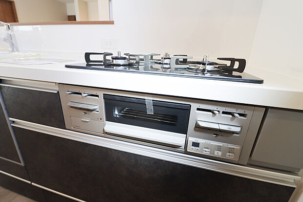 【 【ホーロートップガスコンロ】】■バーナー間隔が広いので、3口同時に使っても鍋振りも出来ます!グリル排気口をコンパクトにして、仮置き出来るスペースもご用意しております♪(写真撮影:R7.3)