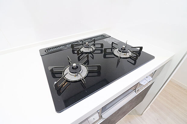 【 【ホーロートップガスコンロ】】■バーナー間隔が広いので、３口同時に使っても鍋振りも出来ます！グリル排気口をコンパクトにして、仮置き出来るスペースもご用意しております♪